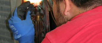Un collaborateur en chemise rouge Un collaborateur en chemise rouge